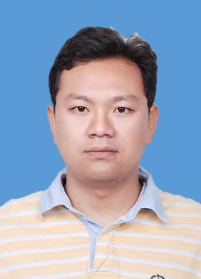 龚红卫     初中部教学副校长